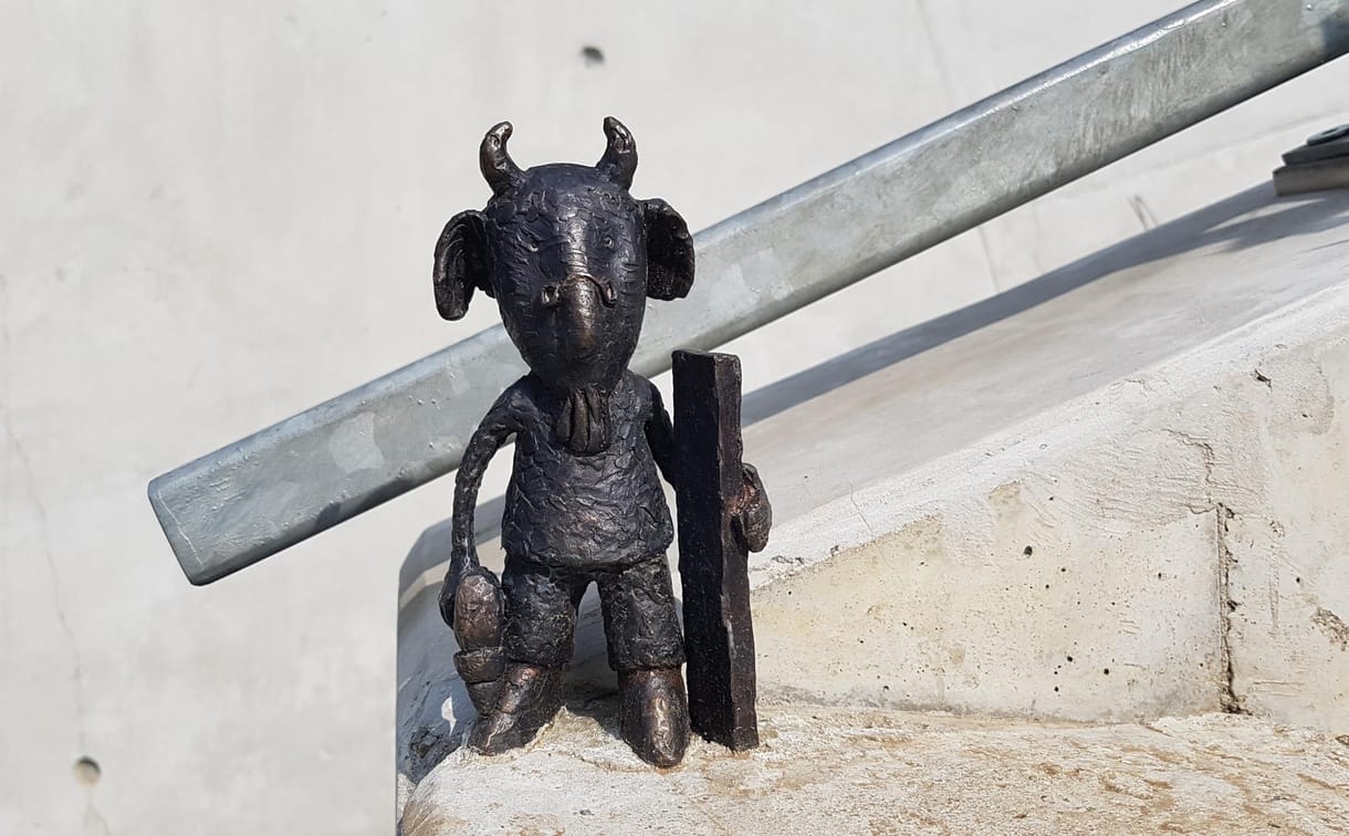 Máris visszakerült Mekk Mester szobra a helyére