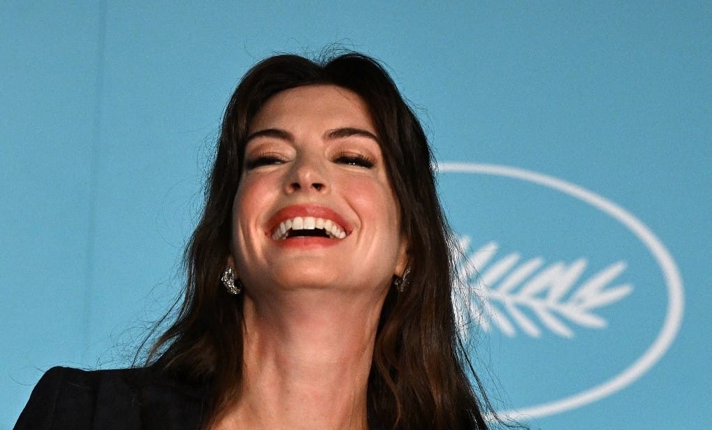 Széles mosoly, fájó történetek – Anne Hathaway 40 éves