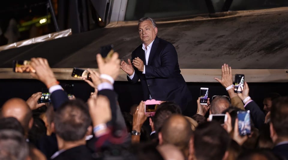 Orbán Viktor problémája: aki messiásnak áll, attól a sima győzelem smafu