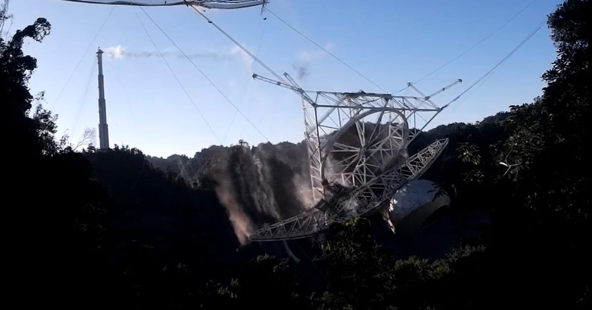 Itt a videó, amin látni, ahogy összeomlik a 900 tonnás rádióteleszkóp
