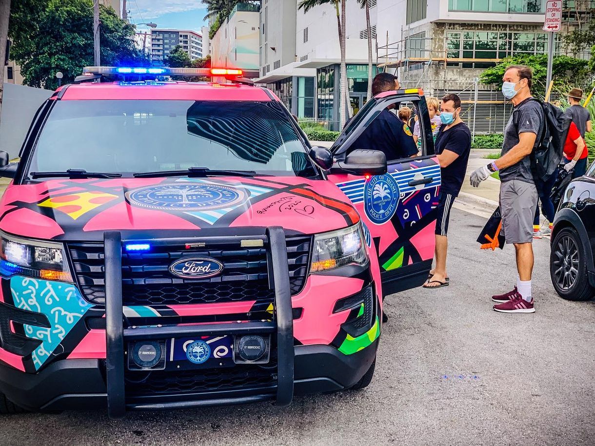Pink rendőrautó köröz Miamiban