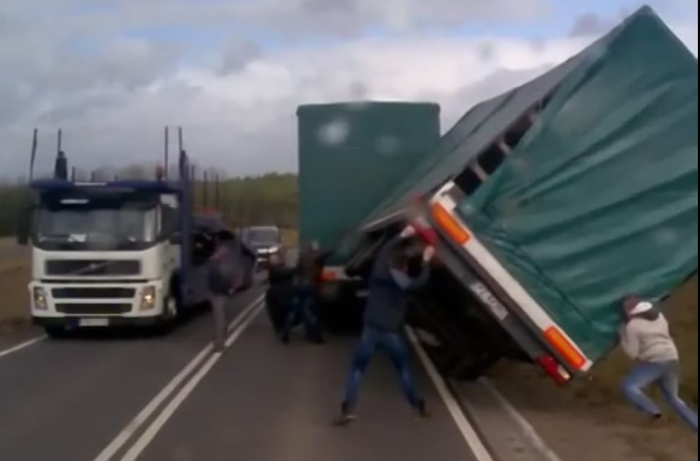 Összefogásból jeles: így segítettek a bajba jutott autósnak – videó