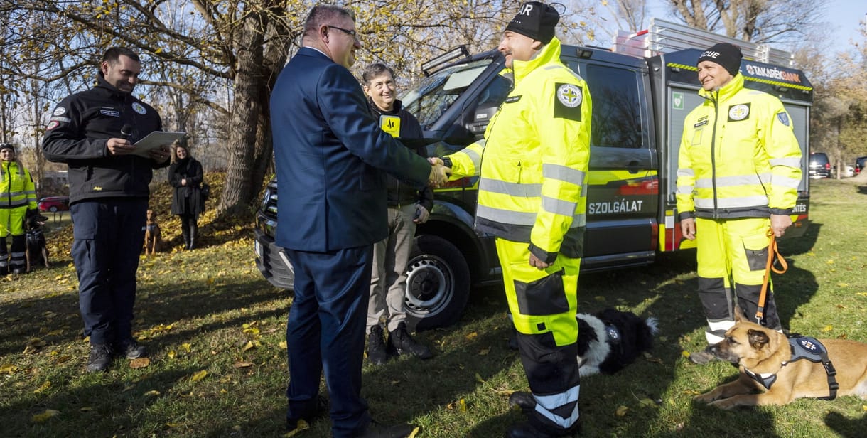 Mészáros Lőrinc 416 ezer forintos bakancsban adott át egy mentőautót
