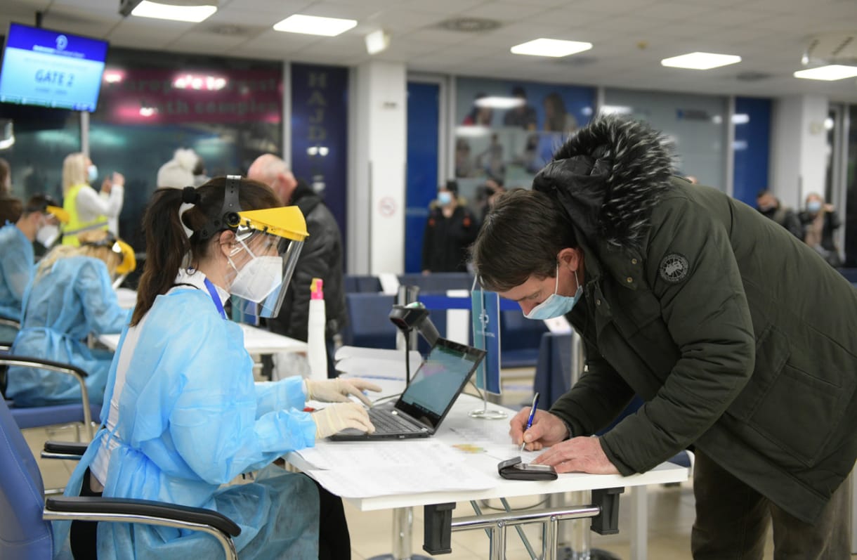 Ingyen PCR-tesztelést tartottak a debreceni reptéren