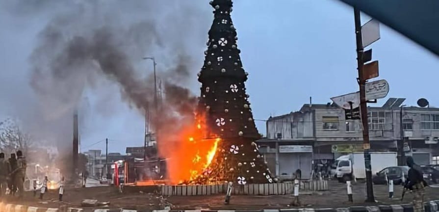 Felgyújtottak egy karácsonyfát Damaszkuszban, több száz szíriai keresztény tüntetett miatta