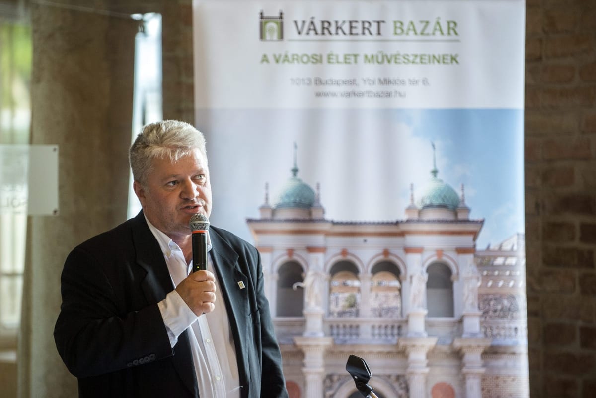 Állítólag kirúgták a magának is lakást osztó várgondnokot