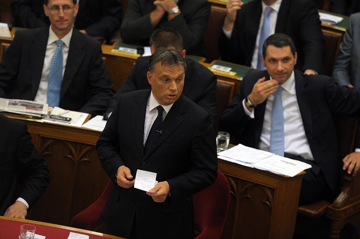 Orbán: minden más politika a szakadékba vinne minket