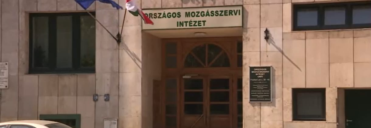Napok óta lépcsőzniük kell a súlyos mozgásszervi betegeknek, mert 3-ból 3 lift rossz az intézetben