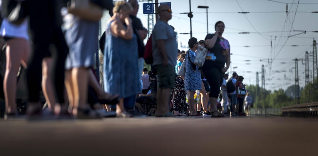 Már nem kötelező a maszkviselés a MÁV, a HÉV és a Volánbusz peronjain