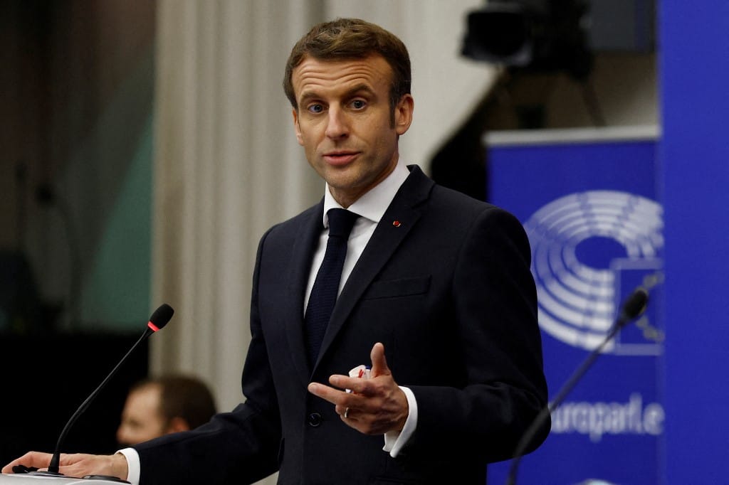 Macron nem hajlandó népirtásnak nevezni az ukrajnai orosz atrocitásokat