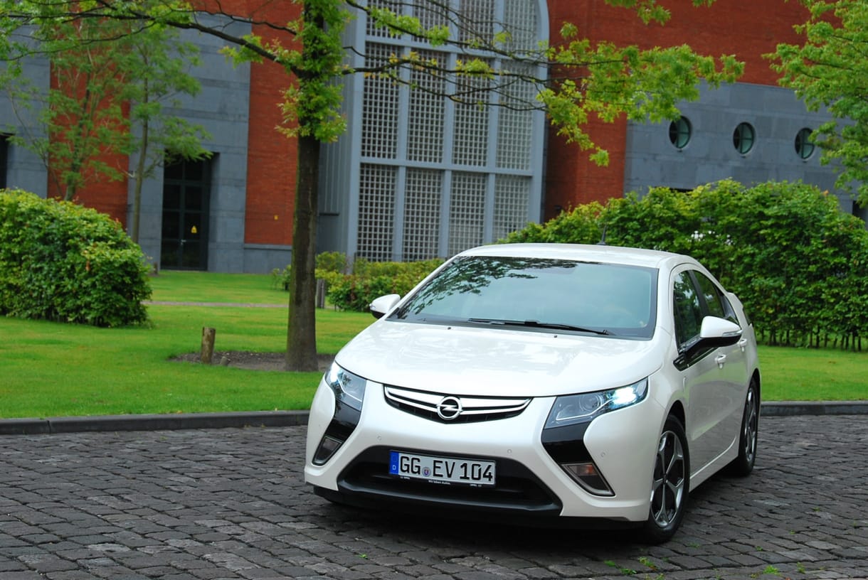 Év tesztautója: a döntő hajrájában toronymagasan vezet az Opel Ampera