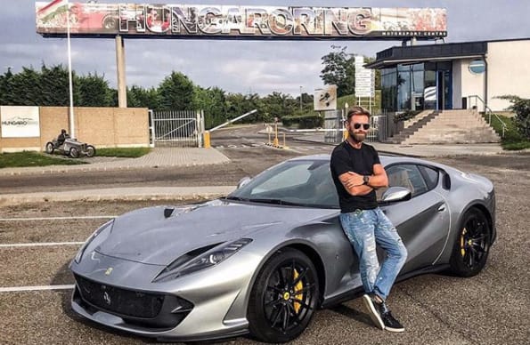 Átvette 800 lóerős új Ferrariját a budapesti milliárdos – ismét szlovák rendszámmal
