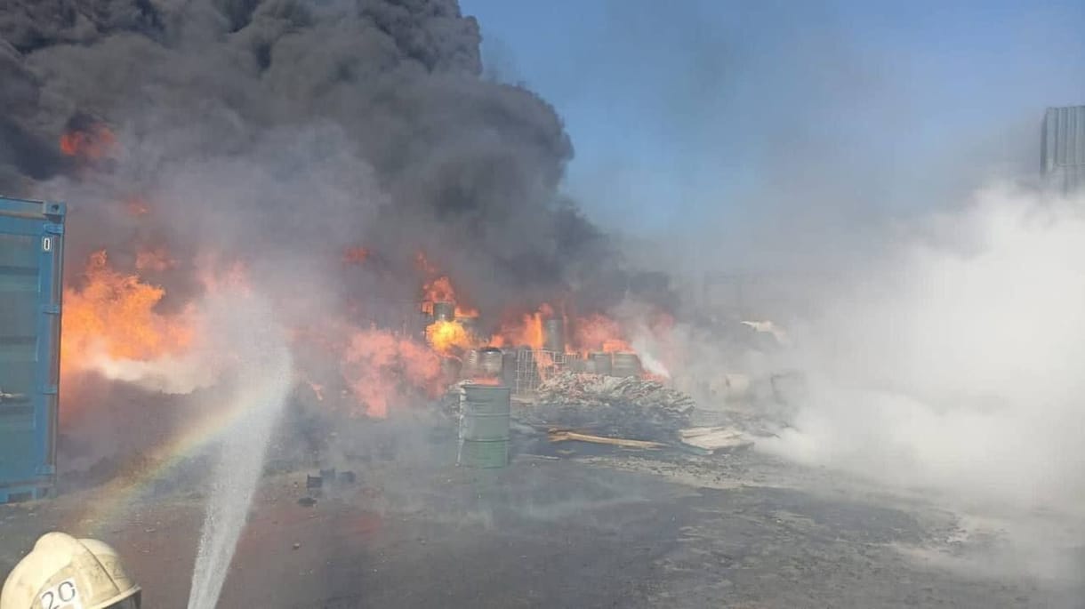 Videón, ahogy hatalmas lángokkal ég egy raktár a novorosszijszki kikötőben