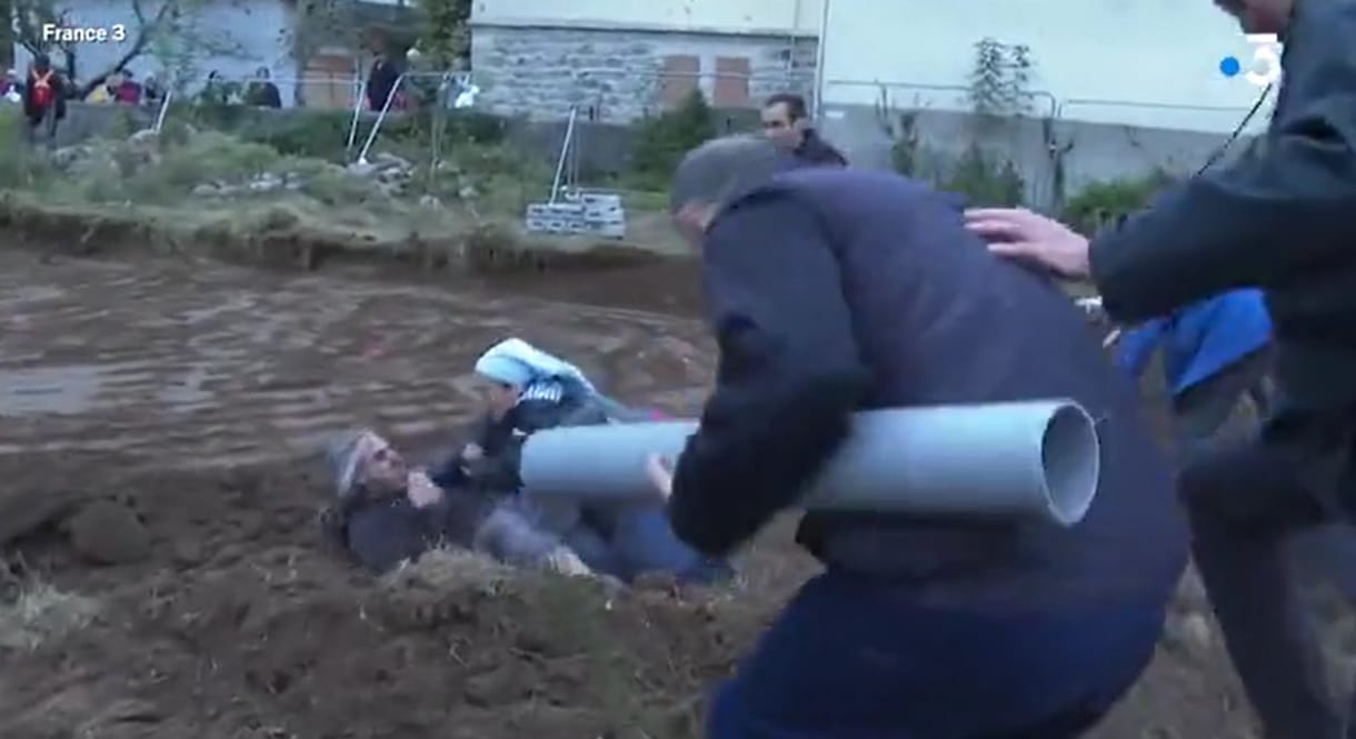 Egy apáca sárba döngölt egy klímaaktivistát Franciaországban