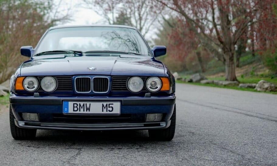 30 éves, de csak 10 ezer kilométert futott BMW M5-öt árulnak