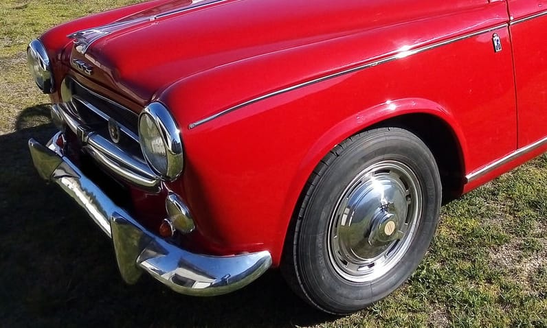 Columbo is elismerően csettintene ennek az eladó régi vörös Peugeot kabriónak a láttán