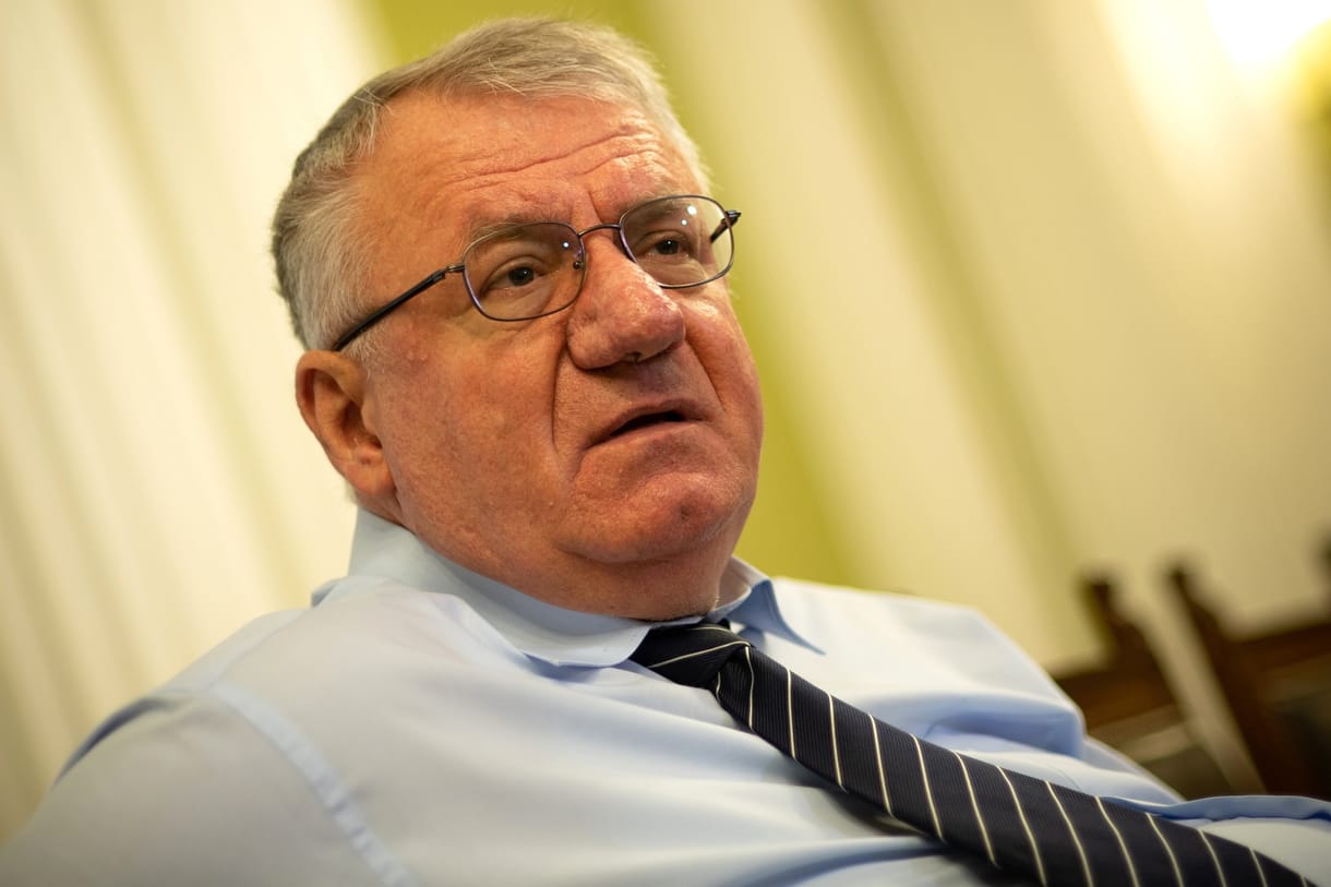 A politikus, aki élő műsorban elővette pisztolyát