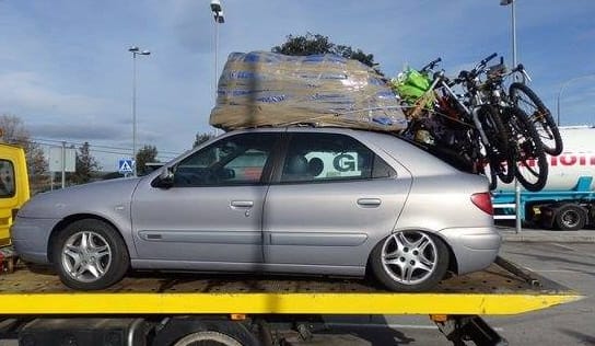 Ugye ilyet senki nem csinál? Felpókozták a lapostévét belülről az autó plafonjára - fotó