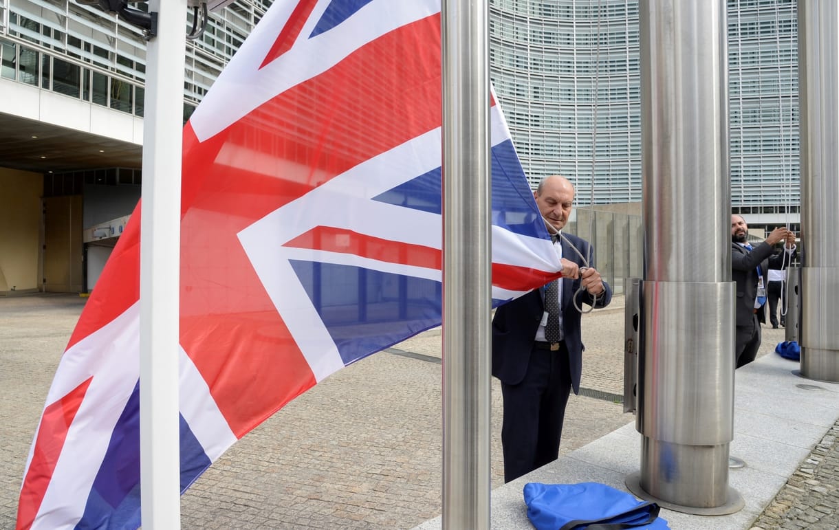 Mégsem listázzák a külföldi dolgozókat a britek, csak egy kicsit