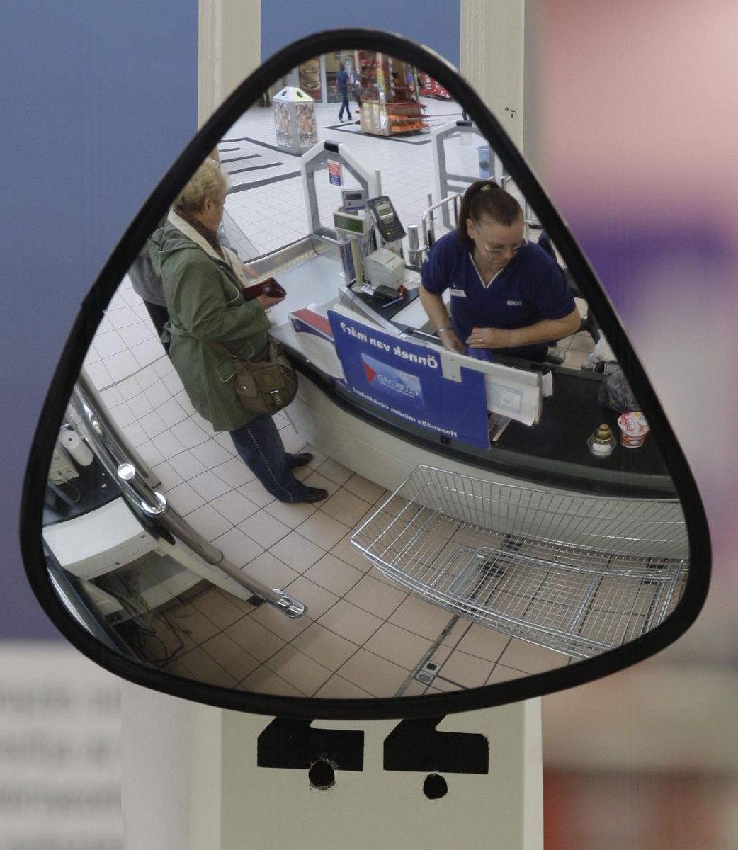 Így csökkentik a multik dolgozóik fizetését