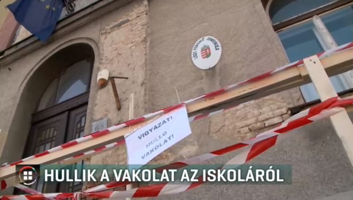 Nagy darabokban hullik a vakolat egy pécsi iskoláról