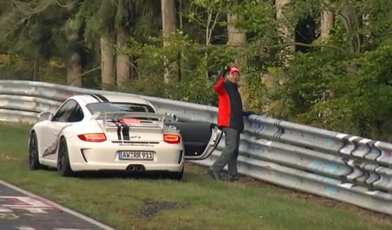 Videó: így kell kidobni a taccsot és tovább menni egy Porschéval