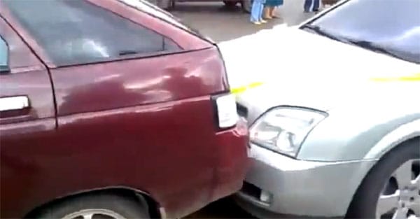 Összeütköztek egy orosz esküvői nászmenet autósai - videó