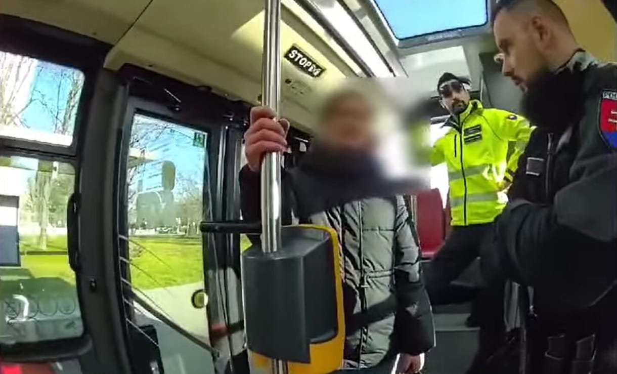 Ötéves kislányra támadt egy nő egy pozsonyi buszon – videó