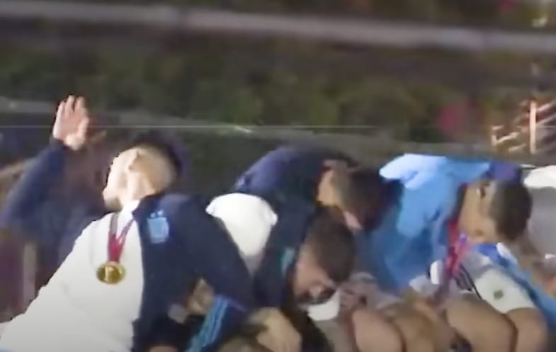 Nem sokon múlt, hogy súlyos baleset érje a vb-győzelmet ünneplő Messiéket – videó