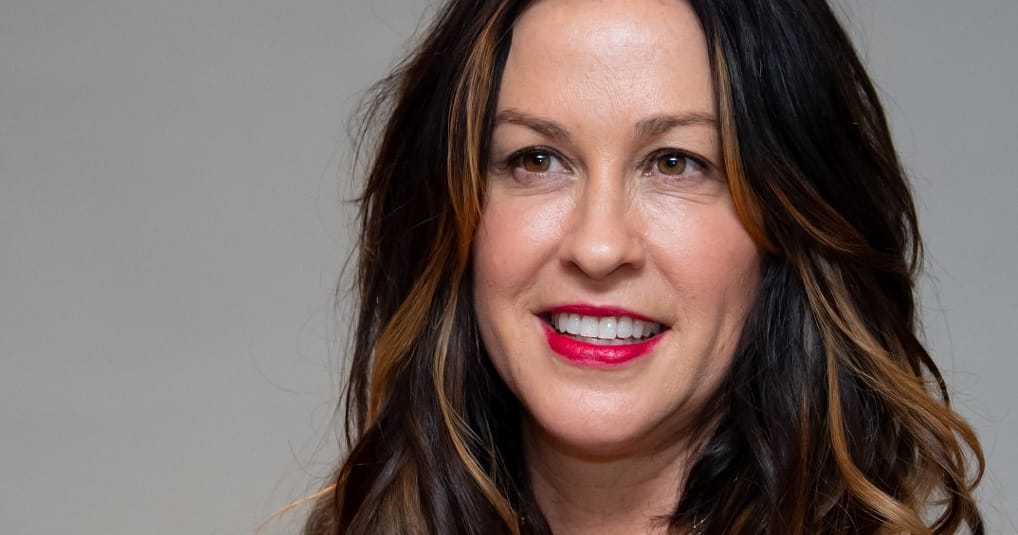Több férfi megerőszakolta, amikor 15 éves volt – állítja Alanis Morissette