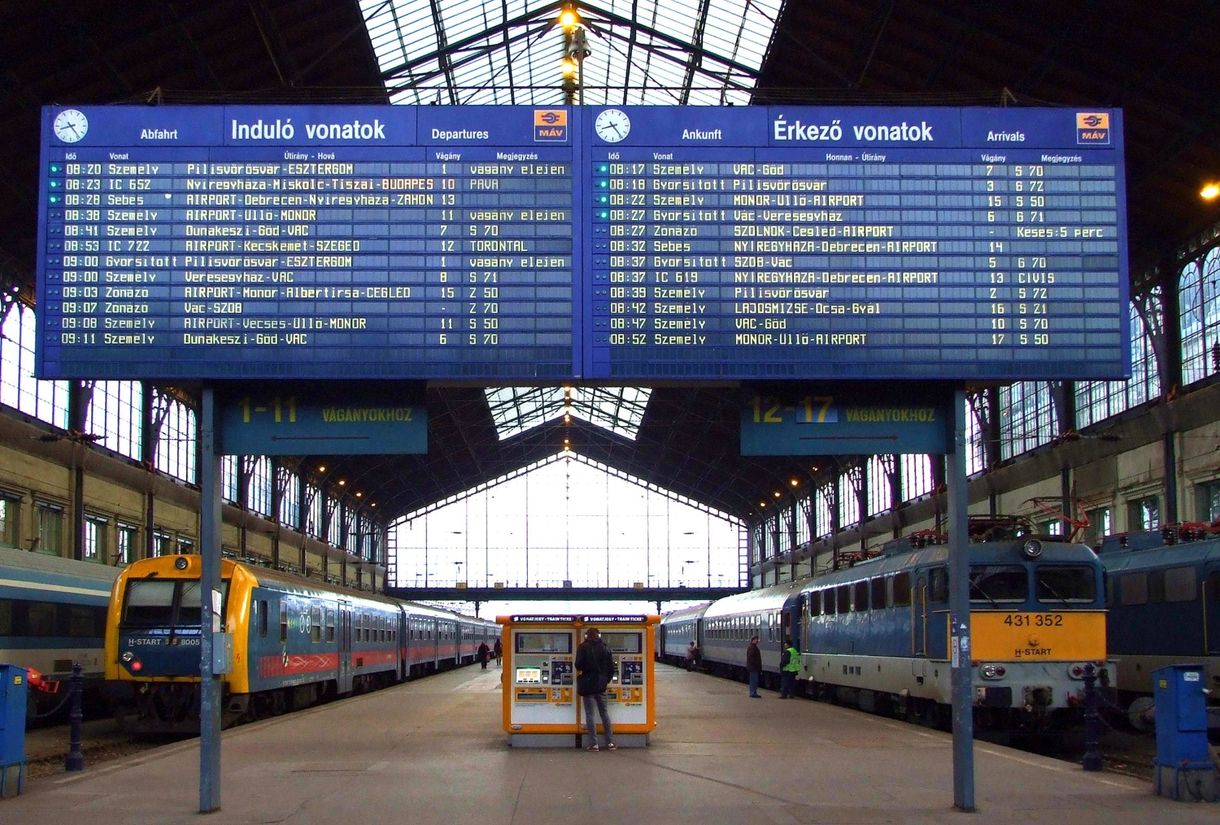 A hangosbemondó, a kijelző és a párhuzamos valóság, avagy káosz és tájékoztatás a MÁV-nál