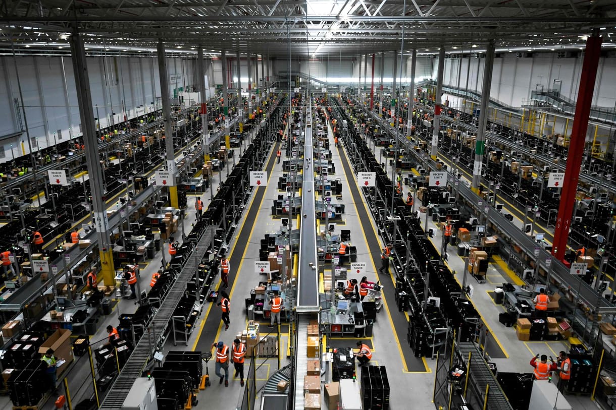 Mintha videojátékban lennének, úgy dolgoznak az Amazon raktáraiban