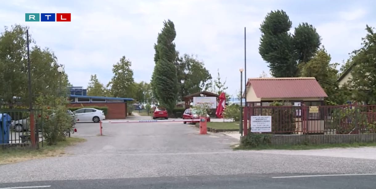 Balatoni strandon zaklattak egy leszbikus párt a gyerekeket táboroztató szélsőjobbosok