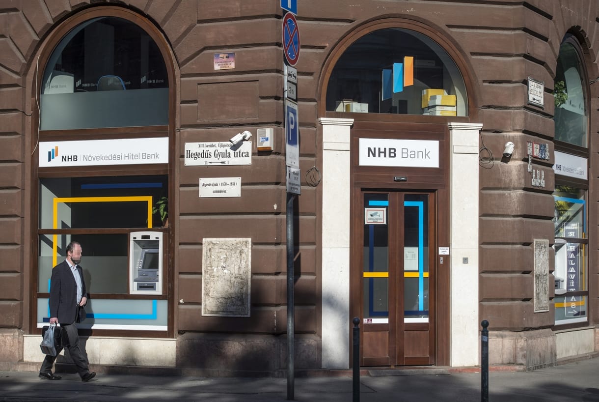 Bajban Matolcsy unokatestvérének bankja, intézkedik az MNB