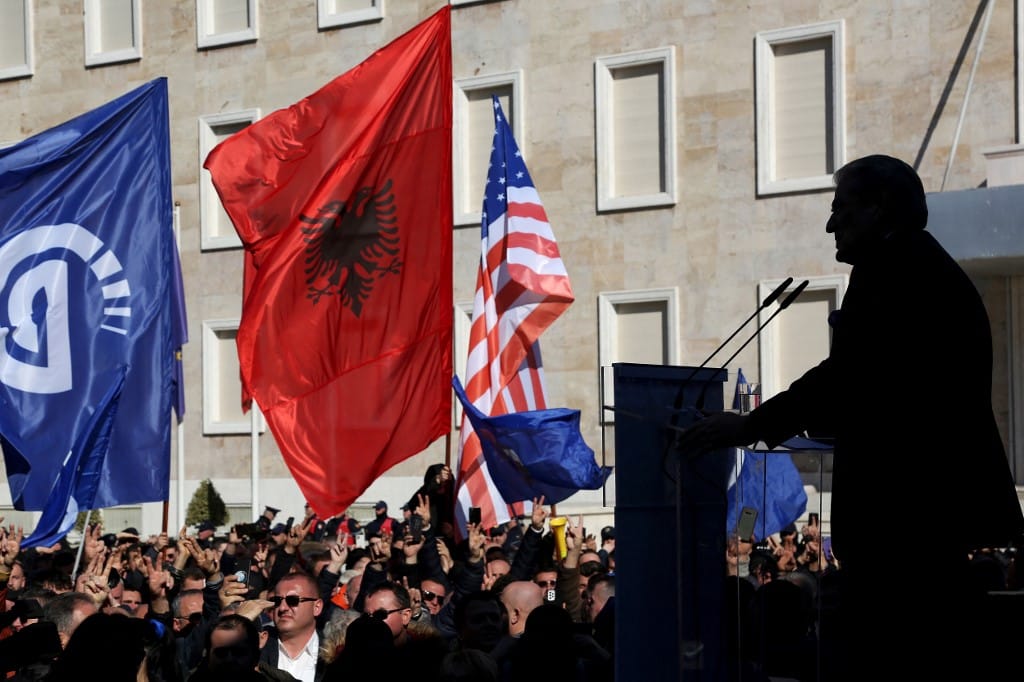 Korrupcióval vádolják Sali Berisha volt albán kormányfőt, jelenlegi ellenzéki vezetőt