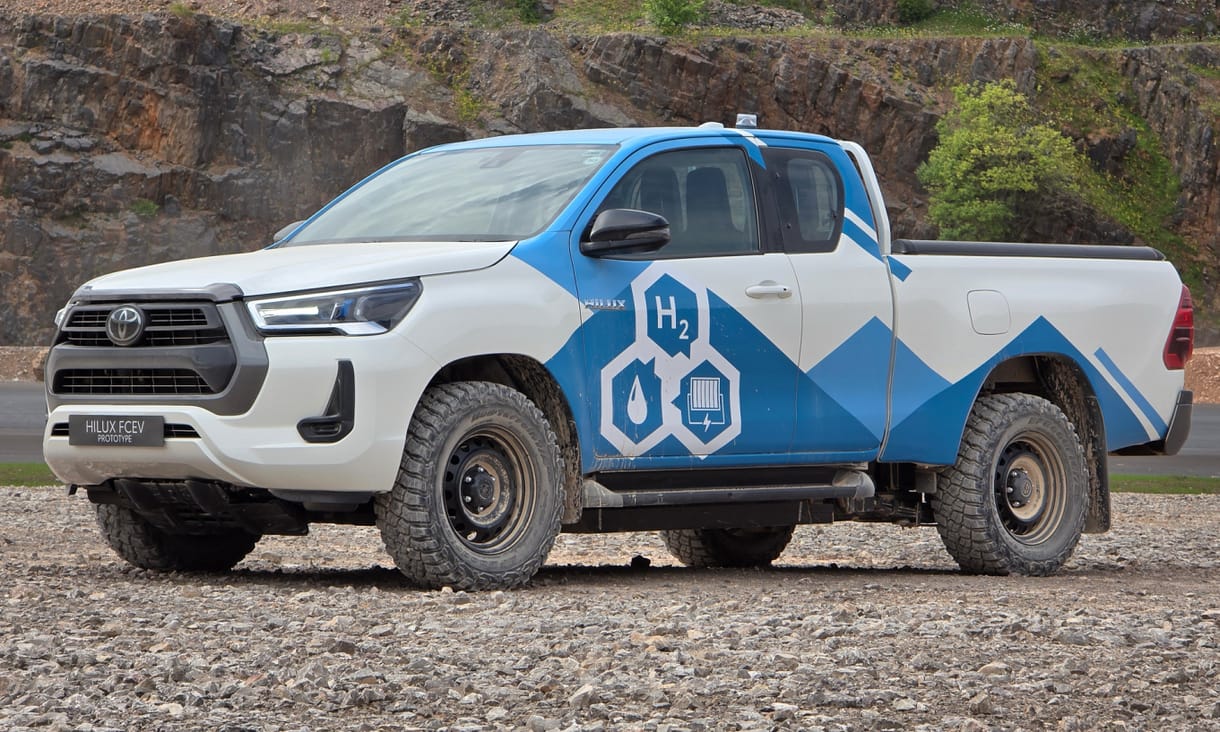 Füst helyett tiszta víz: kipróbáltuk a dízelről hidrogénre átállított új Toyota Hiluxot
