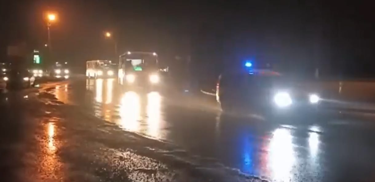 Elindultak a buszok Donyeckből Oroszországba - videó