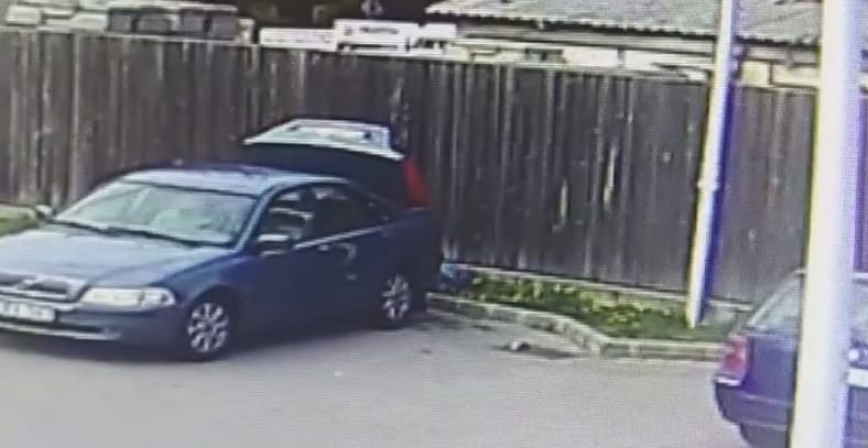Újabb autós, aki úgy érezte, három zsák szemetet csak úgy kihajít a kocsiból - videó