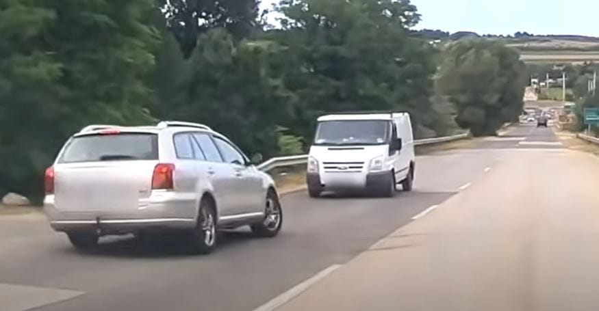 Majdnem végzeteset hibázott egy türelmetlen autós Sóskúton – videó
