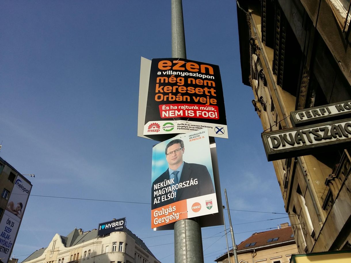 Fotó: Az Elios-üggyel kampányol új plakátjain az MSZP–Párbeszéd