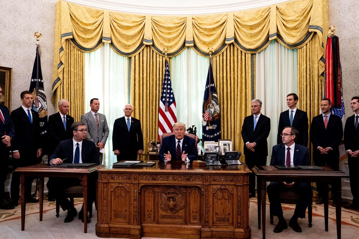 A Nobel-békedíjra hajtó Trumpnak szervezték a szerb-koszovói alkut
