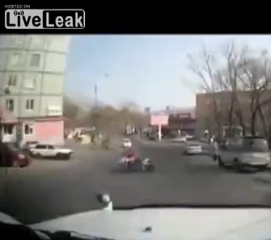 Durva bukást élt túl egy orosz motoros – videó