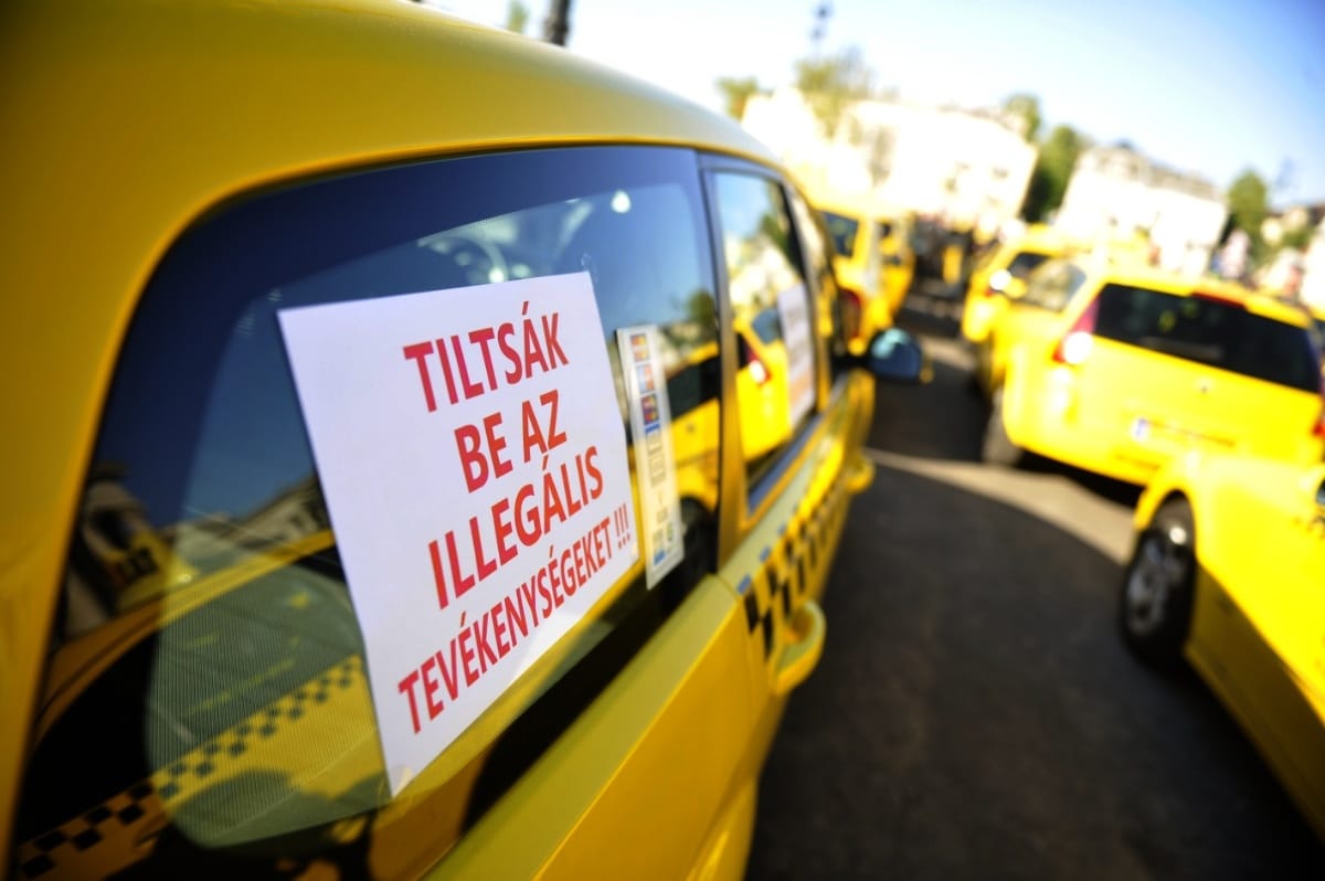 Hiába vonult ki az Uber, vadászik a NAV a sofőrökre