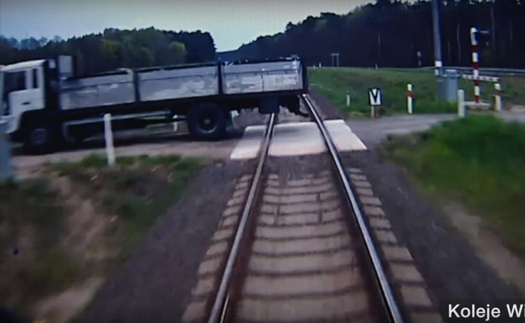 3 mp-cel az ütközés előtt figyelmeztette utasait a 110 km/h-val robogó vonat vezetője – videó
