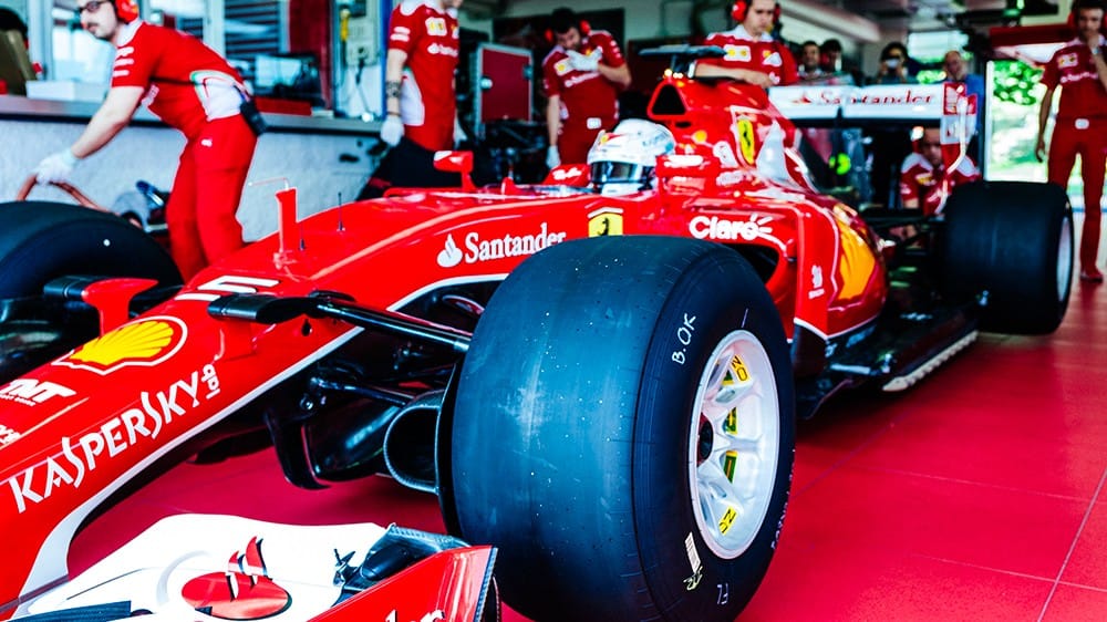 Jól mutatnak a jövő évi extraszéles gumik Vettel versenyautóján