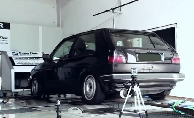 Videó: itt egy ősöreg Golf egy Bugatti Veyron teljesítményével