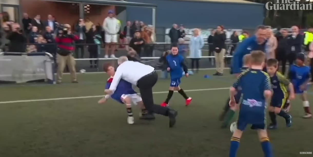 Az ausztrál miniszterelnök letarolt egy gyereket egy focimeccsen – videó