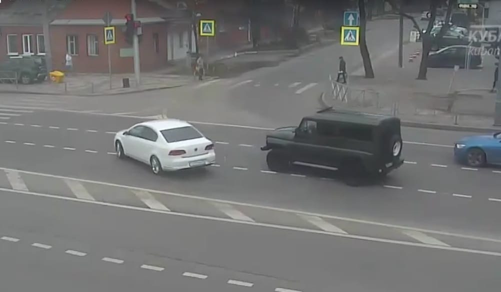 Addig szerencsétlenkedett a sofőr, hogy csak összehozott egy balesetet – videó