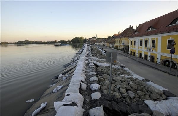 Megmenekült Szentendre: nem ömlik be a víz a városba
