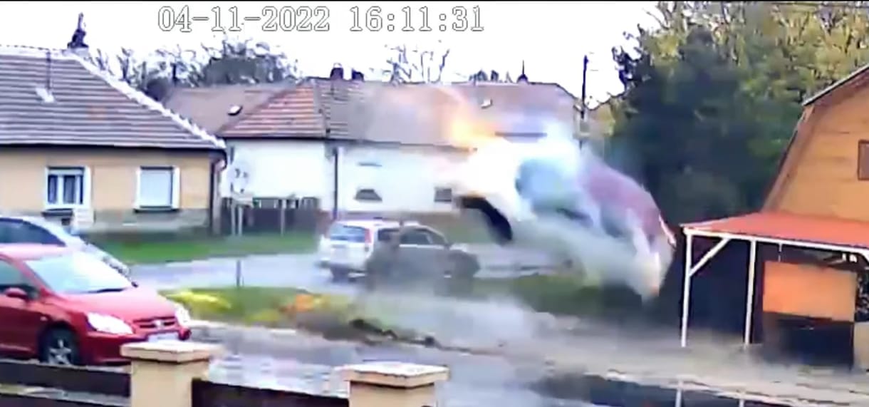 Videó: kettőt pördült, majd az oldalán állt meg a Fiat – hatalmas baleset történt Vas megyében